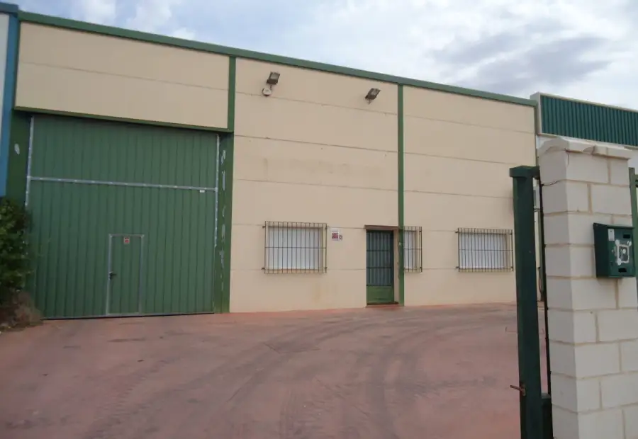 Alquiler de nave industrial de 800 M2 de parcela y 554 M2 construidos en Manzanares
