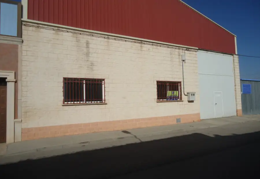 Alquiler de nave industrial en zona divina pastora en Manzanares