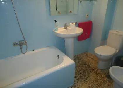 Alquiler de piso de tres dormitorios con baño en el centro en Manzanares