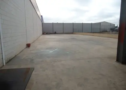 Alquiler nave industrial en Polígono de Manzanares de 600 M2 de nave y 600 M2 de patio en Manzanares