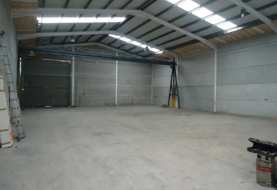 Alquiler nave industrial en Polígono de Manzanares de 600 M2 de nave y 600 M2 de patio en Manzanares