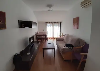 Apartamento seminuevo, céntrico con piscina comunitaria, aire acondicionado y Plaza de Garaje en Alcázar de San Juan
