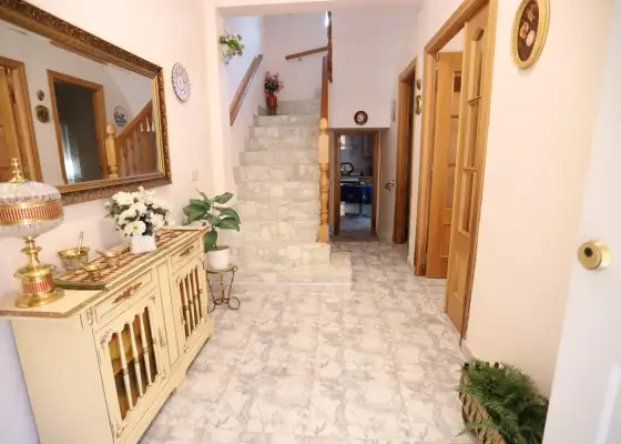Casa a la venta totalmente equipada con 4 dormitorios, garaje y patio en Alcázar de San Juan