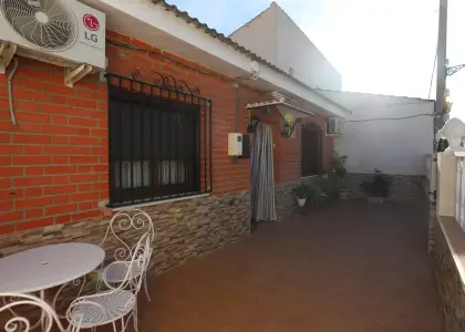 Casa en planta baja para entrar a vivir con 3 dormitorios, cocina amplia, salón, comedor, 2 patios y lavadero en Quero