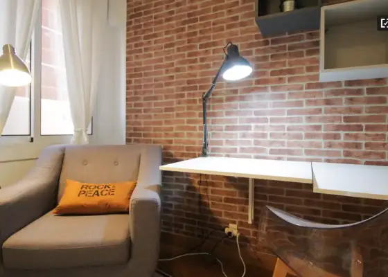 Habitación animada en apartamento de 4 dormitorios en Poblenou. en Barcelona