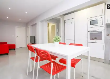 Habitación decorada con armario independiente en un apartamento compartido, Poblats Maritim en Valencia