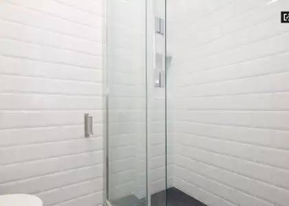 Habitación decorada con una cómoda en un apartamento de 4 dormitorios, Carabanchel en Madrid