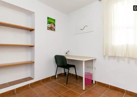 Habitación en piso compartido de 3 habitaciones en alquiler en San Ildefonso, Granada.