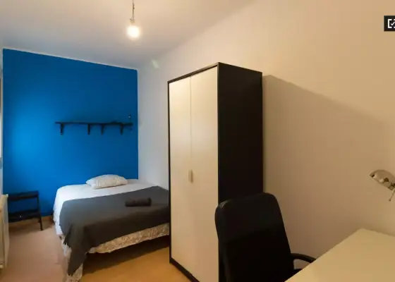 Habitación en piso compartido de 3 habitaciones en alquiler en Santa Eulália en Barcelona