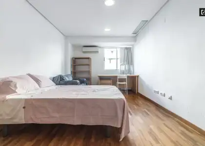 Habitación en piso compartido de 6 habitaciones en alquiler en Els Orriols, Valencia. en Valencia