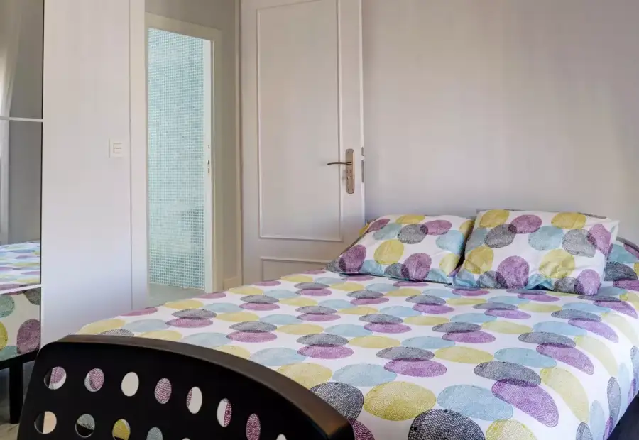Habitación en piso compartido de 6 habitaciones en Zaragoza, ideal solo para mujeres profesionales. en Zaragoza