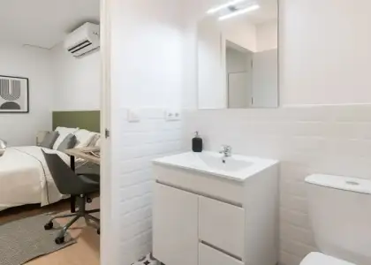 Habitación en un piso compartido de 15 habitaciones en alquiler en El Raval. en Barcelona