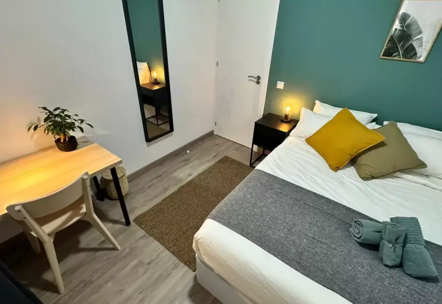 Habitación en un piso compartido de 5 habitaciones en Embajadores, todos los gastos incluidos, solo para profesionales y estudiantes. en Madrid