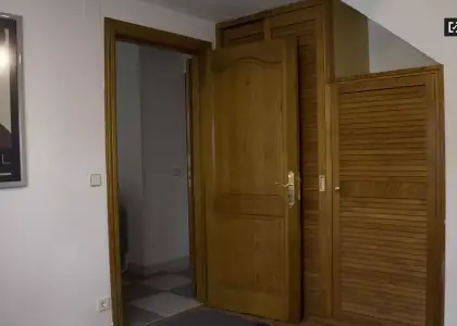 Habitación en un piso compartido de 5 habitaciones en Justicia, no se admiten parejas. en Madrid