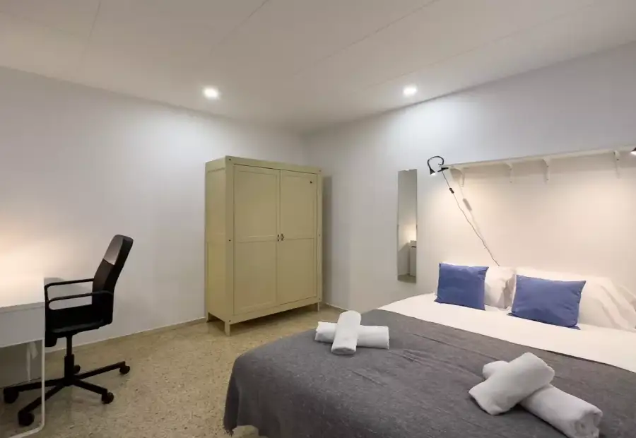Habitación en un piso compartido de 7 dormitorios en alquiler en Sant Antoni en Barcelona