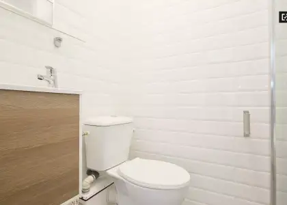 Habitación luminosa con cómoda en un apartamento de 4 dormitorios, Carabanchel en Madrid