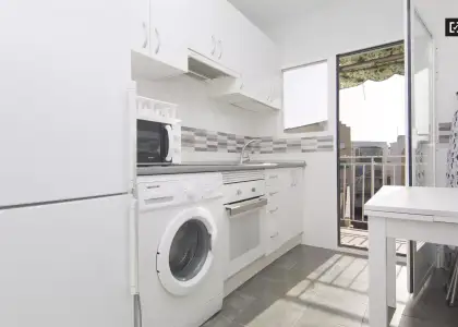 Habitación luminosa con cómoda en un apartamento de 4 dormitorios, Carabanchel en Madrid