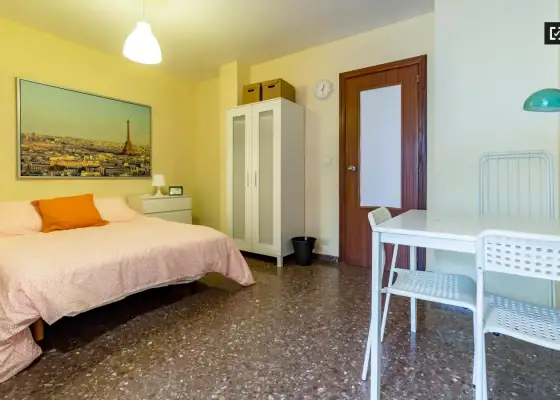 Habitación soleada con llave independiente en apartamento de 5 dormitorios, Algirós en Valencia