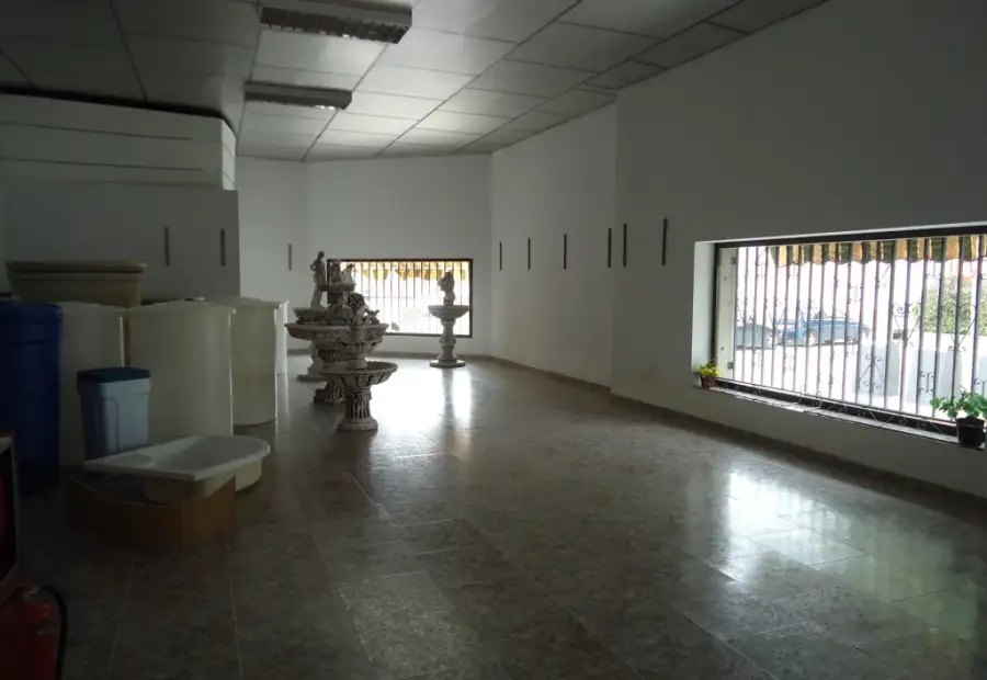 Local comercial a dos calles con escaparate en Manzanares