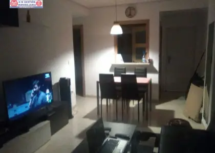 Piso de 2 dormitorios y un baño, con terraza, armarios empotrados, cocina independiente y aire acondicionado. Piscina comunitaria y Plaza de Garaje. Ubicado en zona cabanes. en Castellon Castello de la Plana