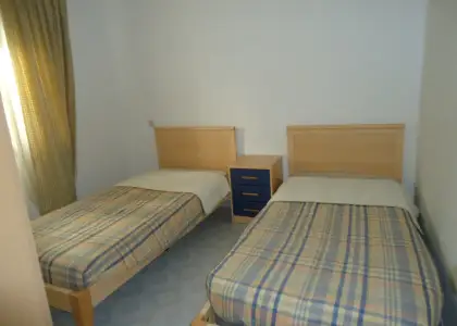 Piso de 3 dormitorios. Semiamueblado. en Manzanares