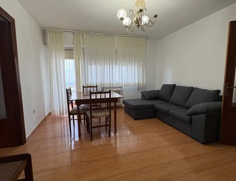 Piso en alquiler en Alcázar De San Juan, Calle Gracia, de 86 m2 con 3 dormitorios, baño y terraza por 700 €/mes, Ref. 0448 en Alcázar de San Juan