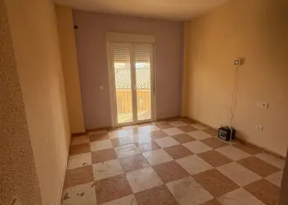 Piso en venta en Tomelloso, San Luis, de 61 m2 con 2 dormitorios, 2 baños y terraza por 55.000 €, Ref. 0450 en Tomelloso