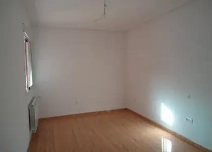 Se alquila casa adosada a estrenar de cuatro dormitorios en buena zona en Manzanares