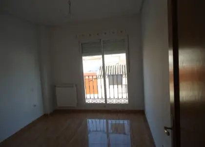 Se alquila casa adosada a estrenar de cuatro dormitorios en buena zona en Manzanares