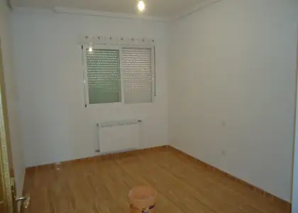 Se alquila casa adosada a estrenar de cuatro dormitorios en buena zona en Manzanares