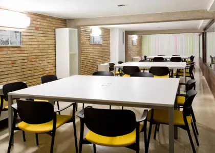 Se alquila habitación en piso compartido de 1 habitación en Ensanche-Zabalgunea, gastos incluidos, solo estudiantes. en Pamplona