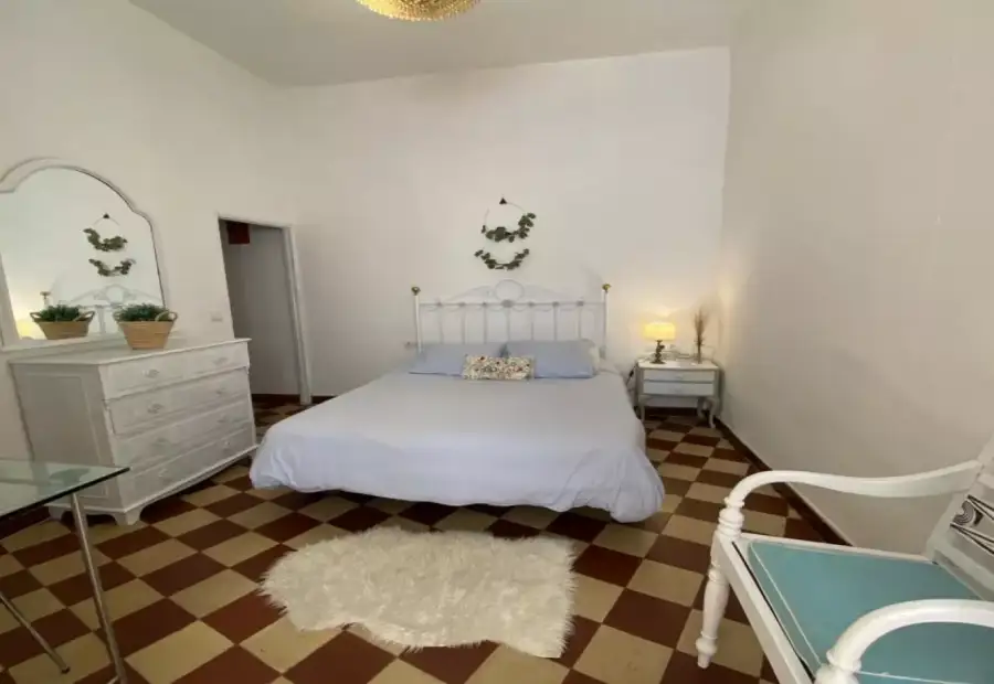 Se alquila habitación en piso compartido de 4 habitaciones en Centro Histórico, todos los gastos incluidos. en Málaga
