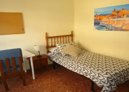 Se alquila habitación en piso compartido de 4 habitaciones en Ciudad Jardín. en Córdoba