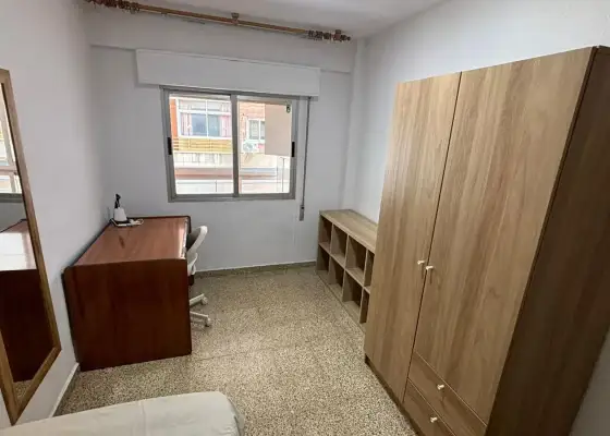Se alquila habitación en piso compartido de 5 habitaciones en Camino de Ronda en Granada