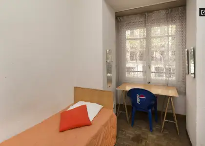 Se alquila habitación en piso compartido de 7 habitaciones en Gaztambide en Madrid