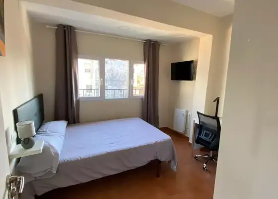 Se alquila habitación en piso de 4 habitaciones en Granada