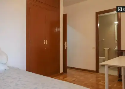 Se alquila habitación en piso de 7 habitaciones en Chamartín, Madrid en Madrid