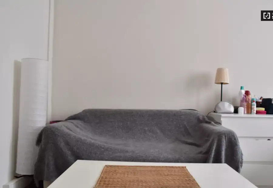 Se alquila habitación en piso de 8 habitaciones en Valencia en Valencia