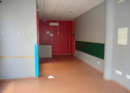 Se alquila local comercial centrico en Manzanares