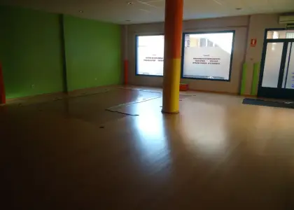 Se alquila local comercial centrico en Manzanares