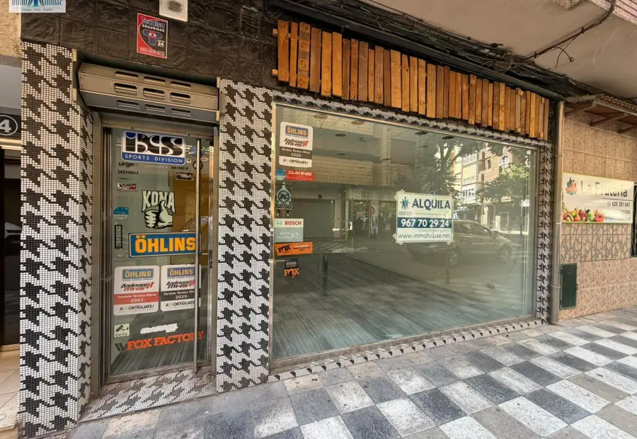 Se alquila local comercial en zona centro en Albacete