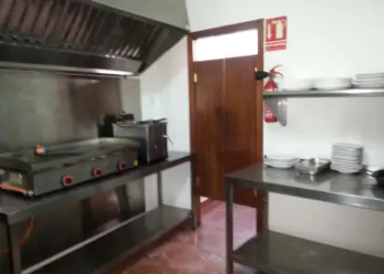 Se alquila local reformado en buena zona en Manzanares