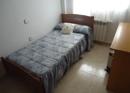 Se alquila piso completamente amueblado de tres dormitorios en zona centro. en Manzanares