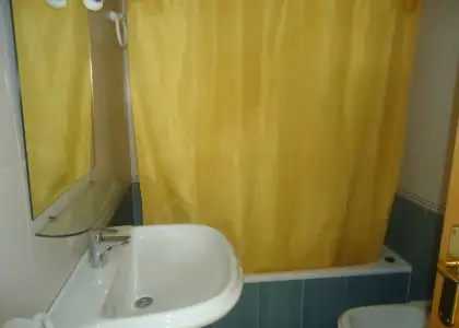 Se alquila piso seminuevo de tres dormitorios con garaje en Manzanares