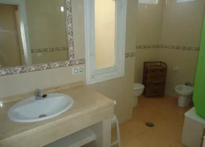 Se alquila piso totalmente centrico y semi-amueblado con cuatro dormitorios en Manzanares