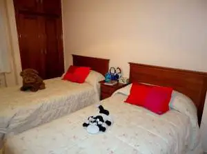 Se vende adosado de cuatro dormitorios en zona residencial a escasos metros del centro en Manzanares