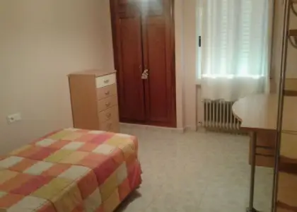 Se vende casa adosada completamente amueblada de cuatro dormitorios en zona residencial en Manzanares