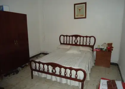 Se vende casa de cinco dormitorios en zona divina pastora en Manzanares
