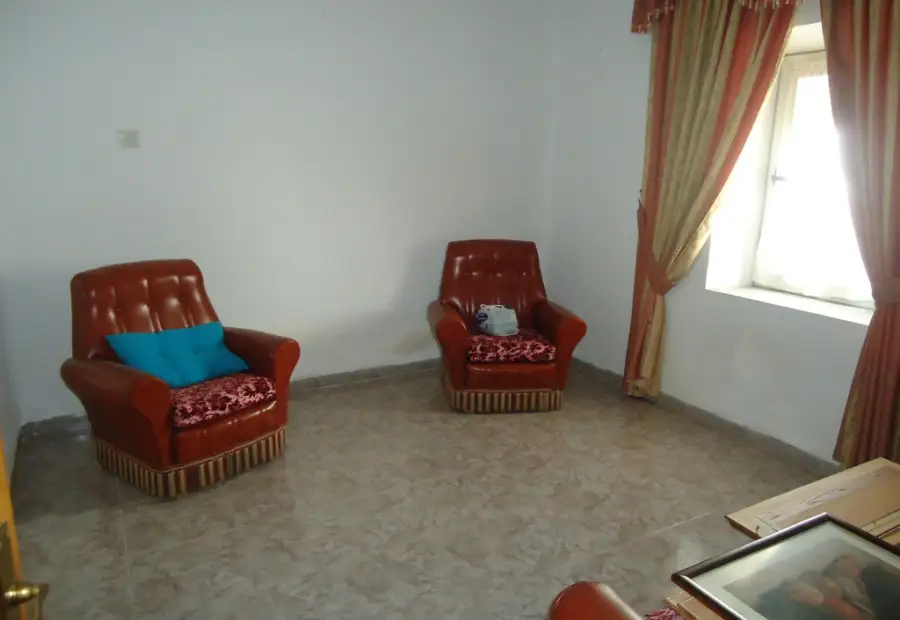 Se vende casa de cinco dormitorios en zona divina pastora en Manzanares