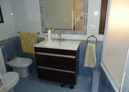 Se vende casa semi-amueblada de cinco dormitorios en buena zona en Manzanares